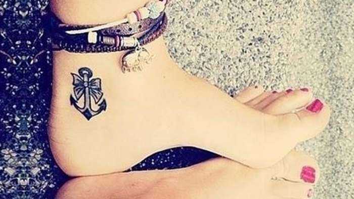 Татуировки на ногах у девушек на фото