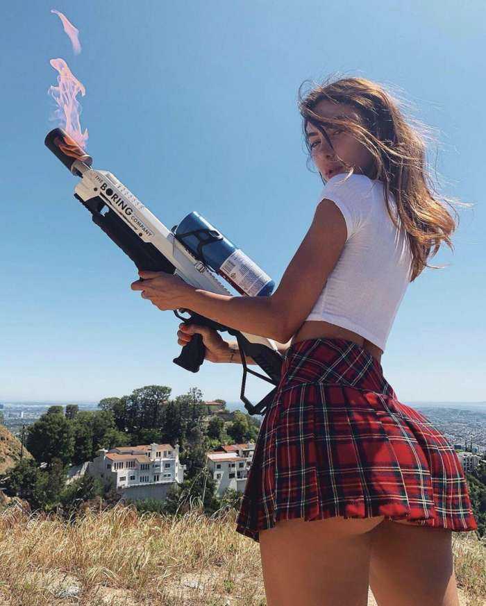 Девушки с оружием на фото