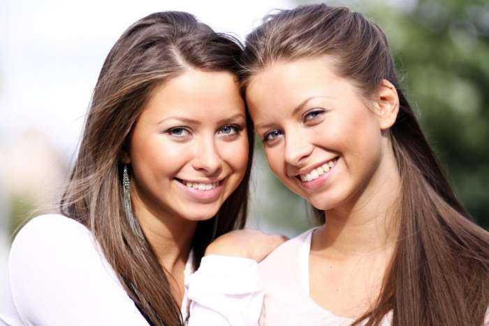 Девушки близняшки на фото