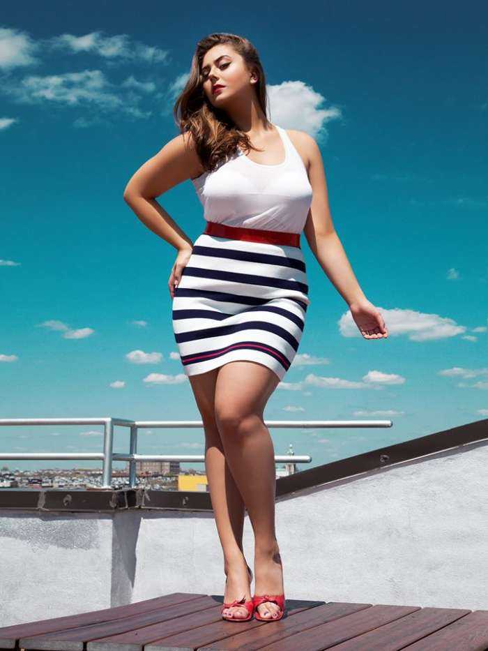 Дамы в мини на фото