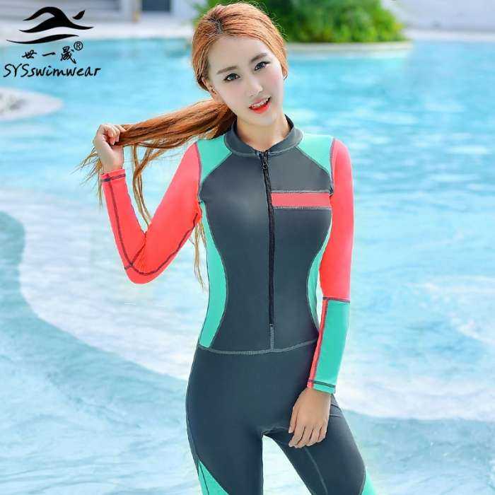 Девушки в гидрокостюмах на фото