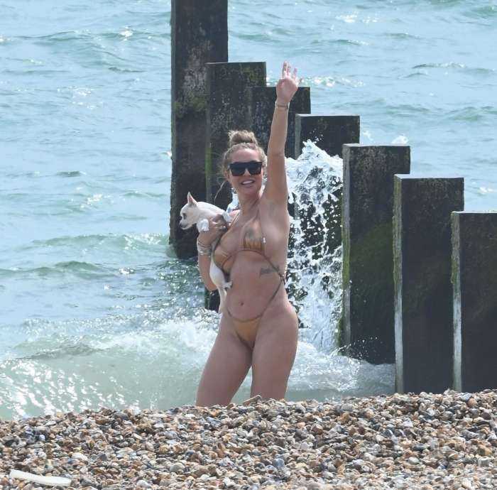 Эйслейн Хорган-Уоллас на пляже с подругами