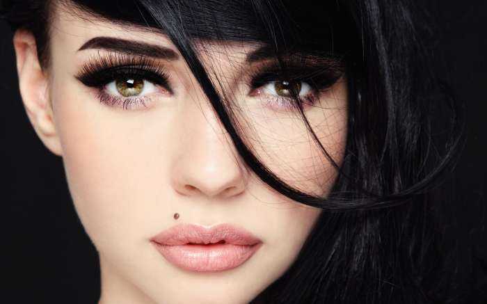 Девушки с нарощенными ресницами на фото