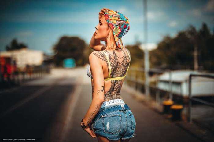 Тату на спинах девушек на фото