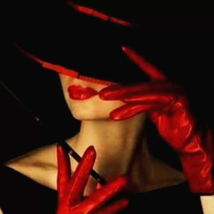 Леди в красном на фото