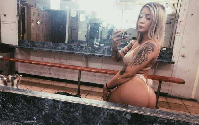 Селфи-фотки от стриптизерш на фото