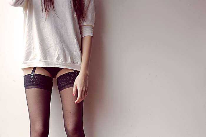 Худенькие девушки в чулках на фото