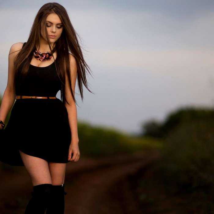 Девушки в красивых черных платьях на фото