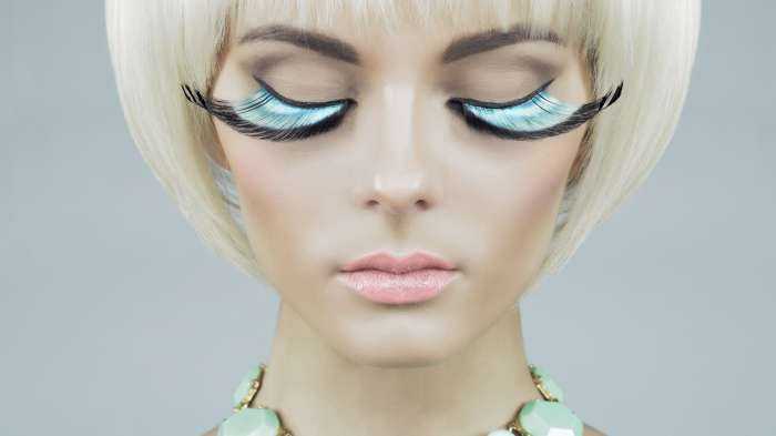 Девушки с нарощенными ресницами на фото