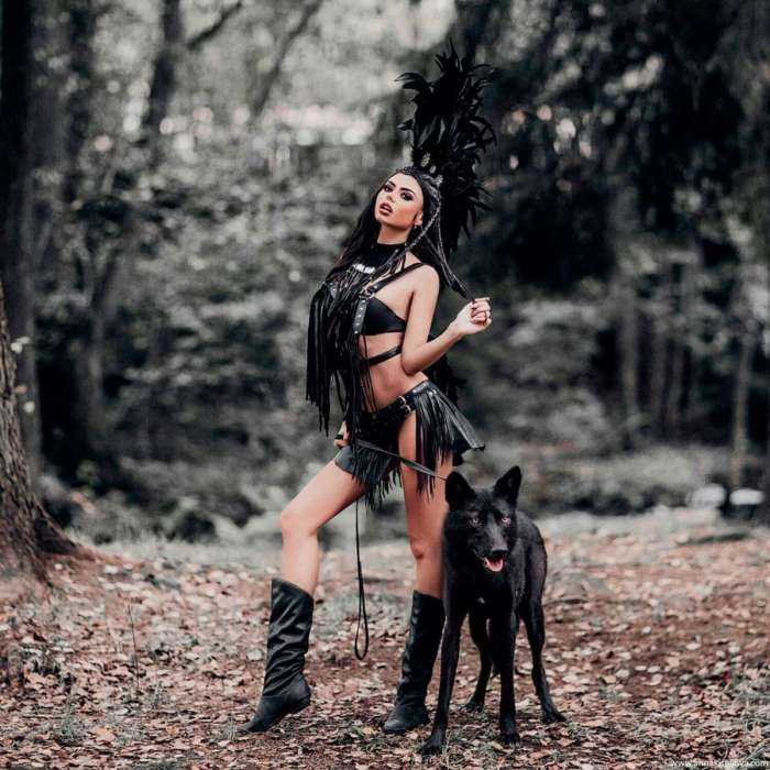 Волки и девушки на фото