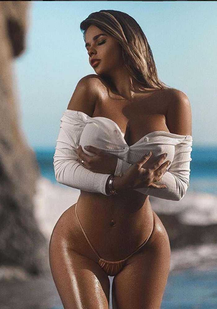 Широкие бедра и большой бюст на фото