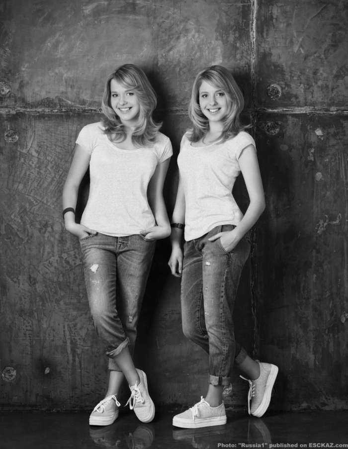 Девушки близняшки на фото