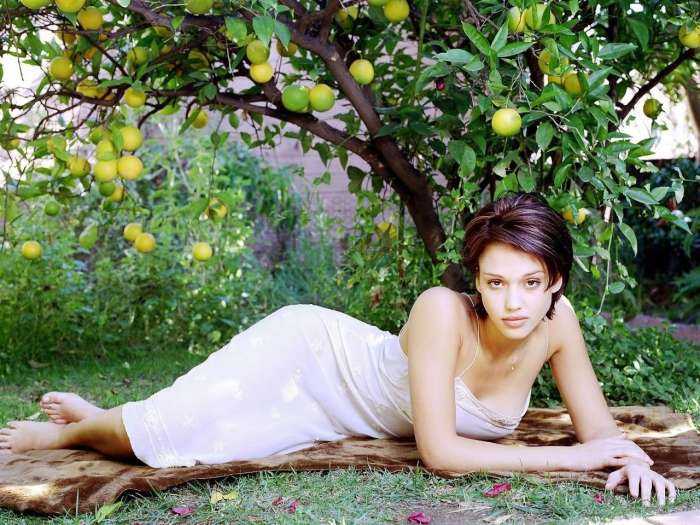 Девушки с яблоком на фото