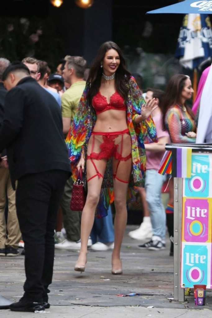 Красотка Зита Вашш в сексуальном наряде гуляет по городу