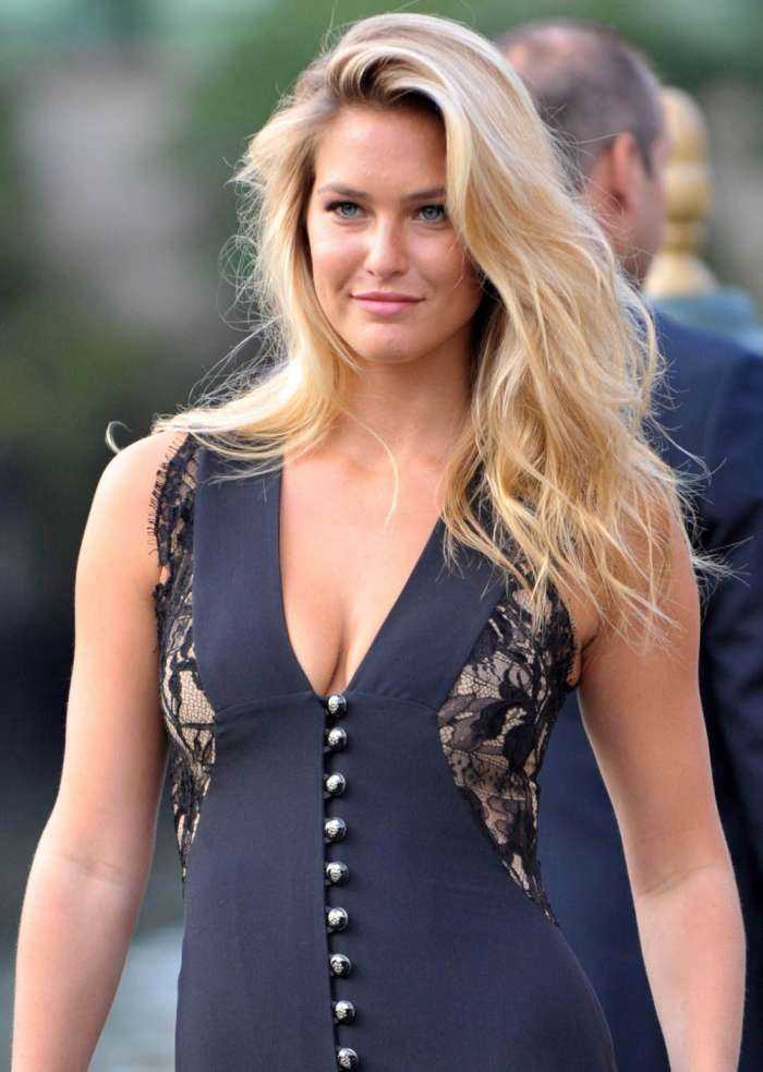 Девушки с глубоким декольте на фото