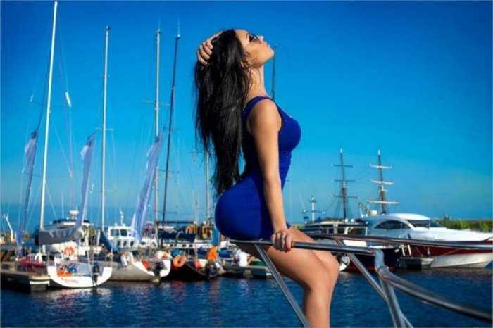 Девушки в обтягивающих платьях на фото