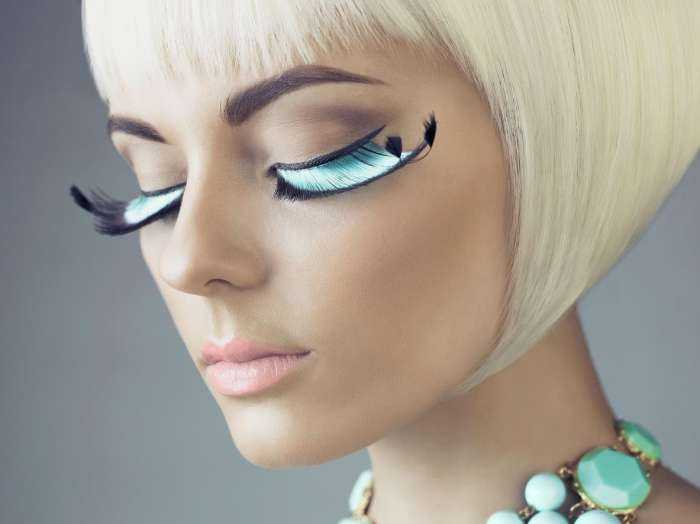 Девушки с нарощенными ресницами на фото