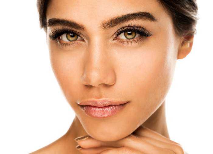 Девушки с нарощенными ресницами на фото