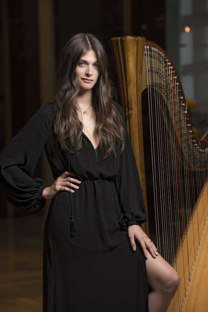 Элиза Сенауи на фото