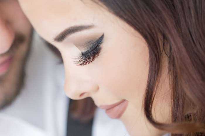 Девушки с нарощенными ресницами на фото