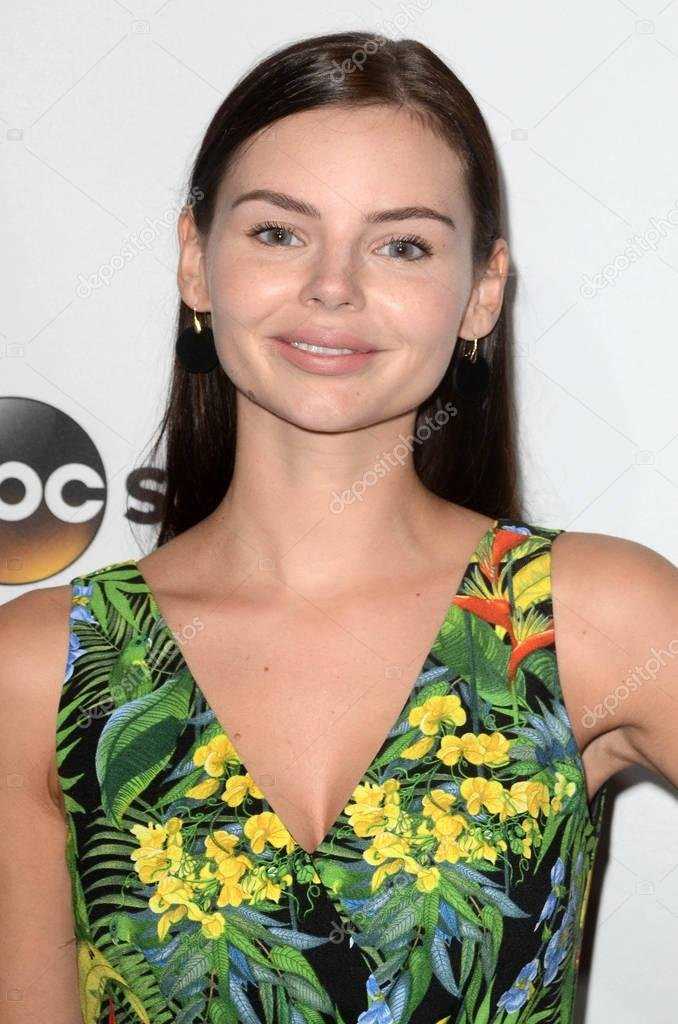 Элайн Пауэлл на фото