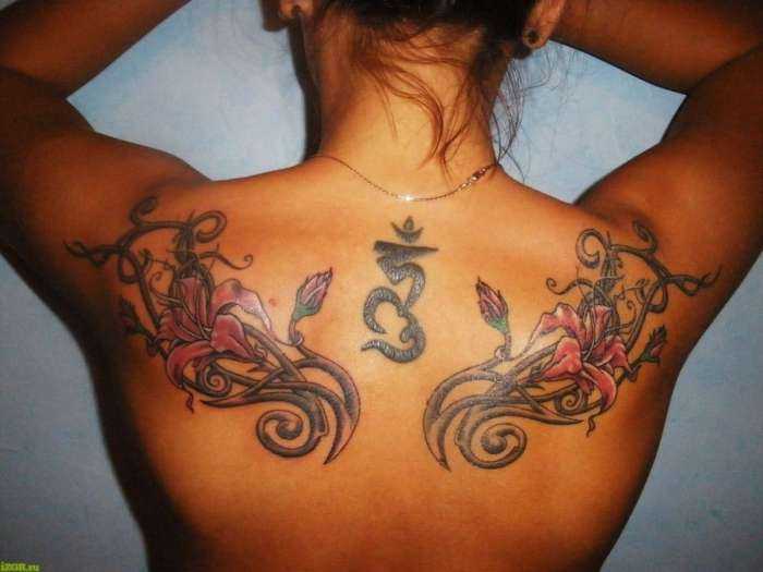 Тату на спинах девушек на фото