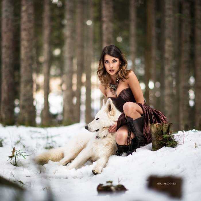 Волки и девушки на фото