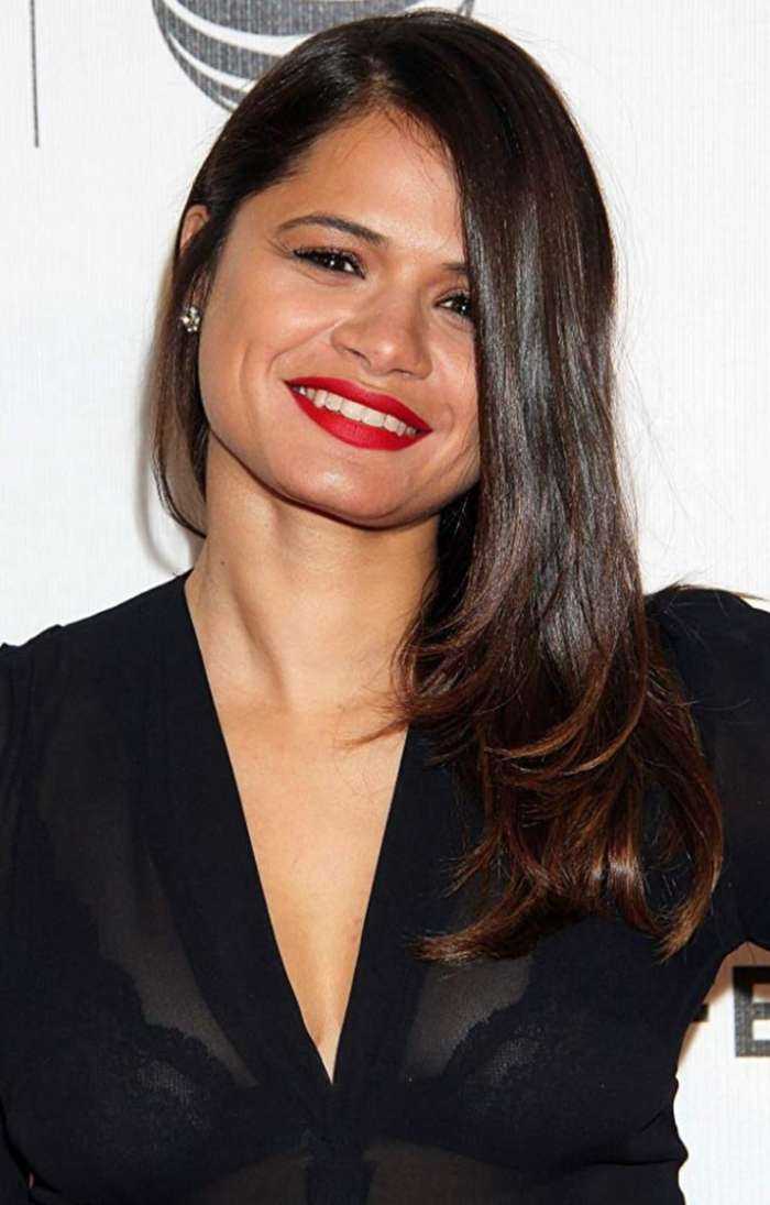 Мелони Диас на фото