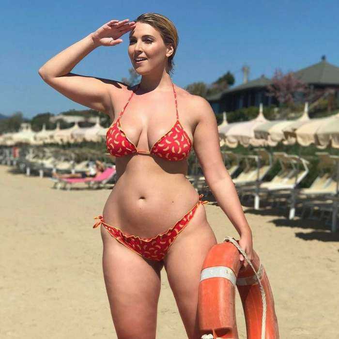 Широкие бедра и большой бюст на фото