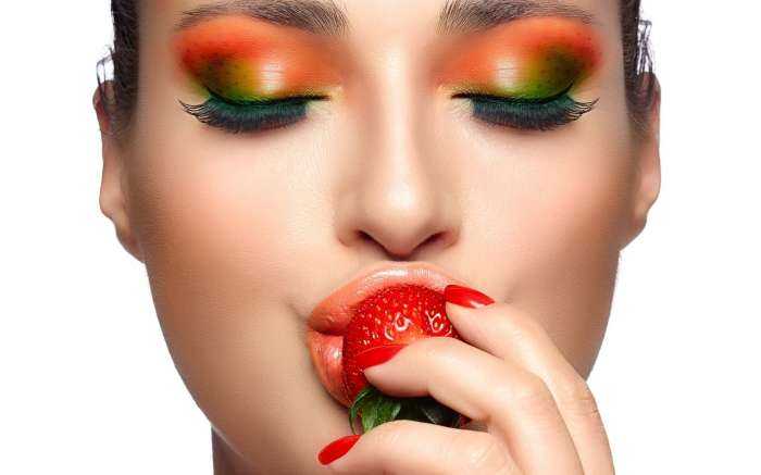 Девушки с нарощенными ресницами на фото