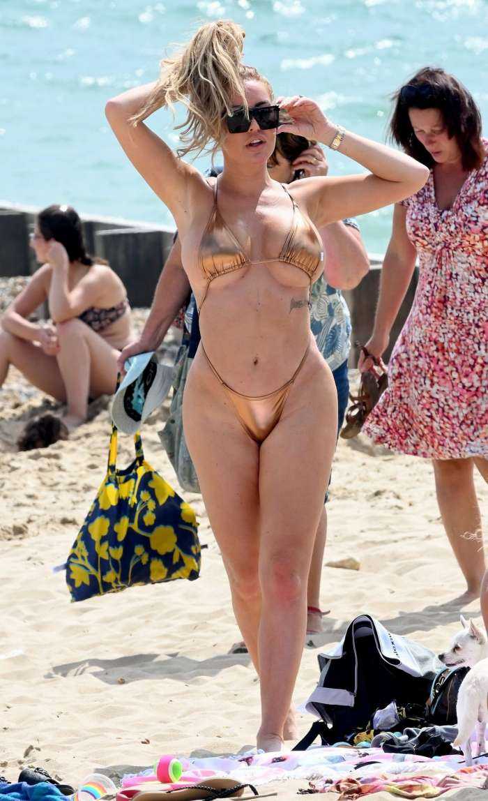 Эйслейн Хорган-Уоллас на пляже с подругами