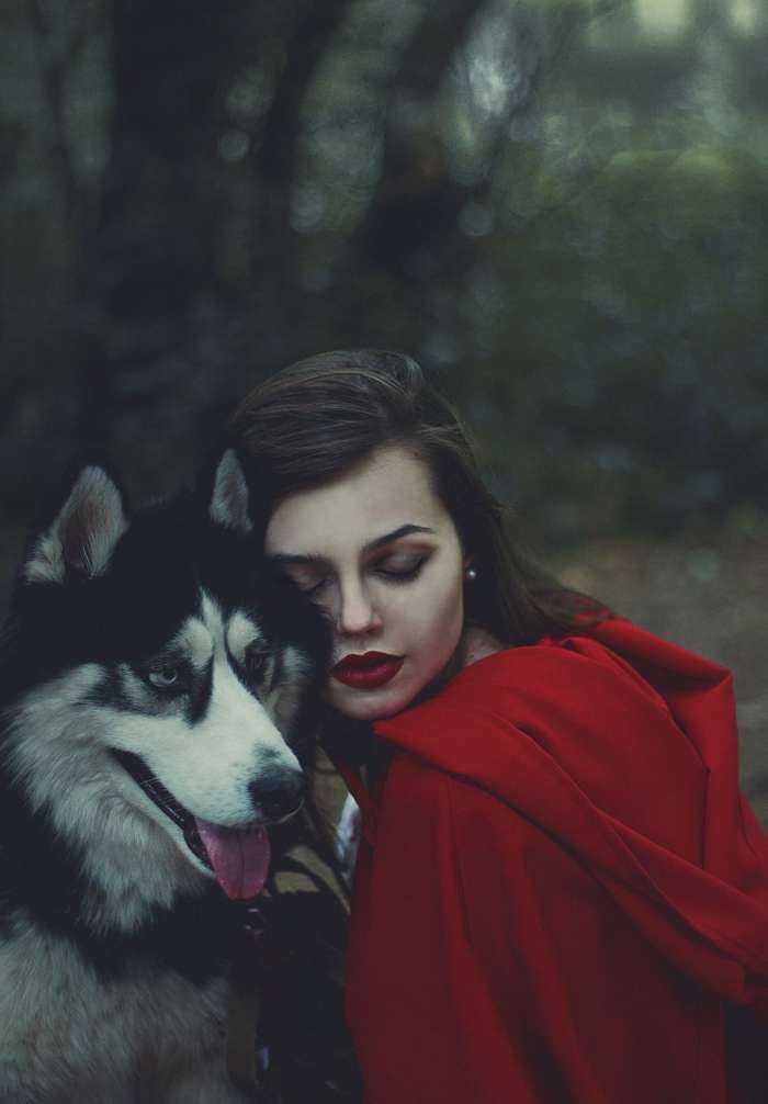 Волки и девушки на фото