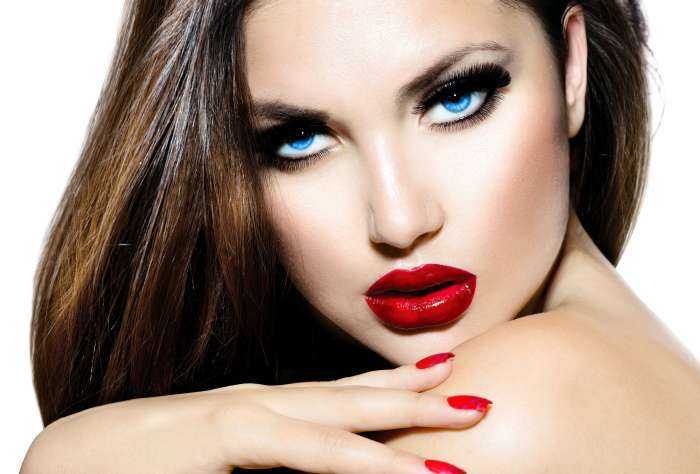 Девушки с нарощенными ресницами на фото