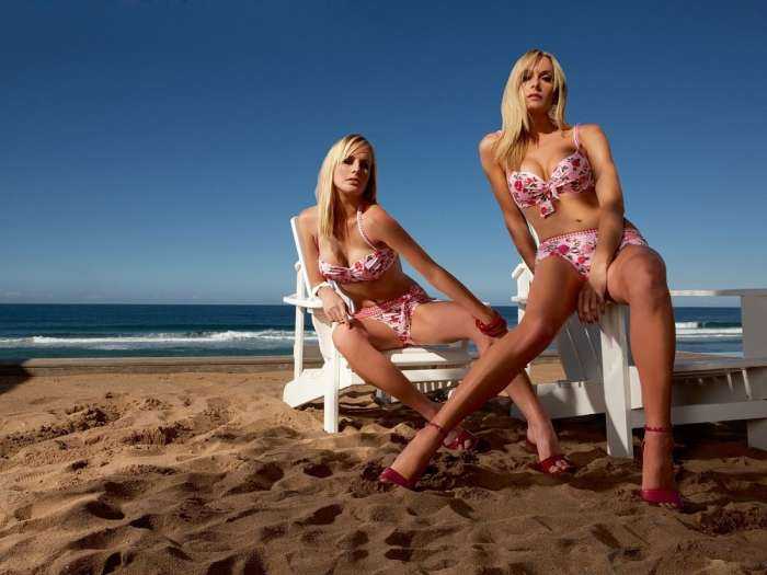 Девушки близняшки на фото