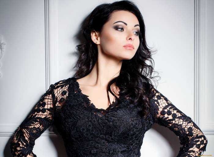 Девушки в красивых черных платьях на фото