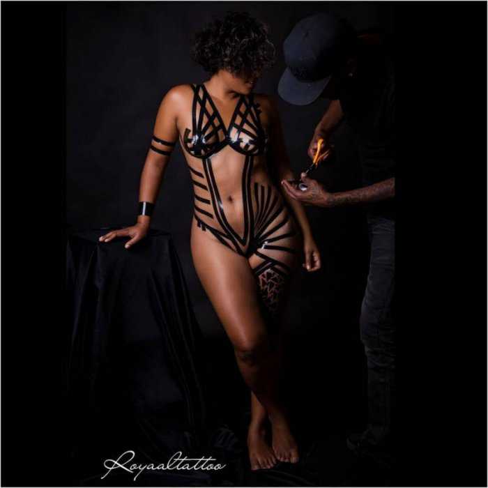 Купальники из изоленты не теряют популярности на фото