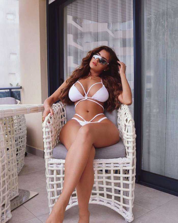 Широкие бедра и большой бюст на фото