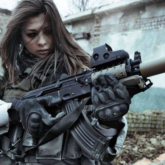 Сексапильные штучки с огнестрельным ширпотребом на фото