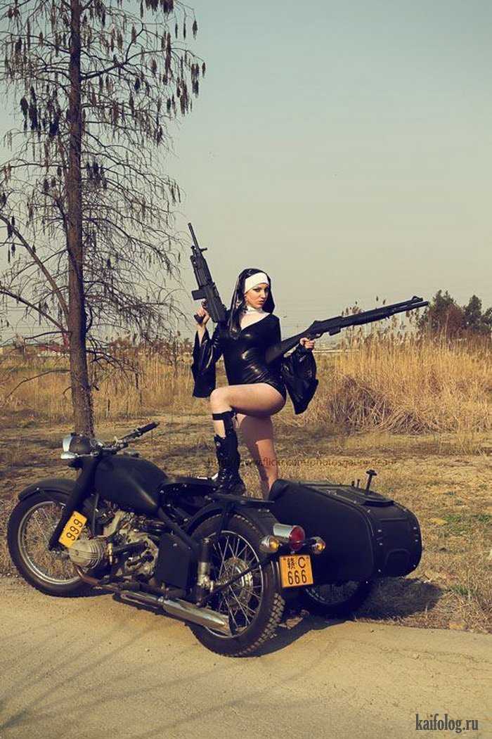 Шикарные красотки с оружием на фото