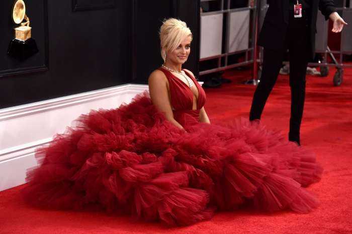 Леди в красном на фото