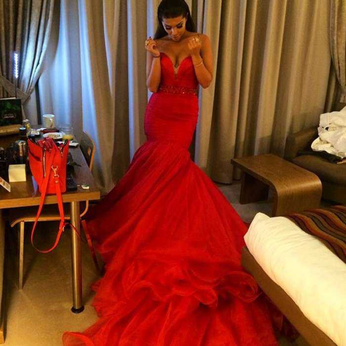 Леди в красном на фото