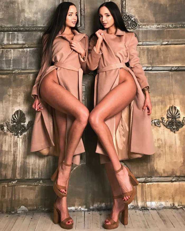 Девушки близняшки на фото