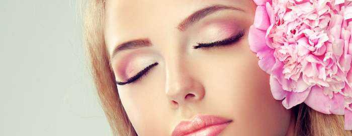 Девушки с нарощенными ресницами на фото