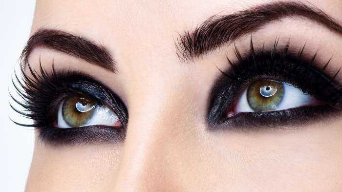 Девушки с нарощенными ресницами на фото