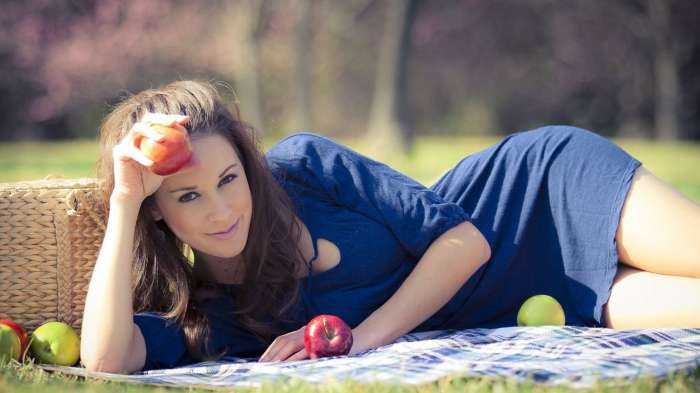 Девушки с яблоком на фото