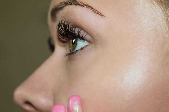 Девушки с нарощенными ресницами на фото