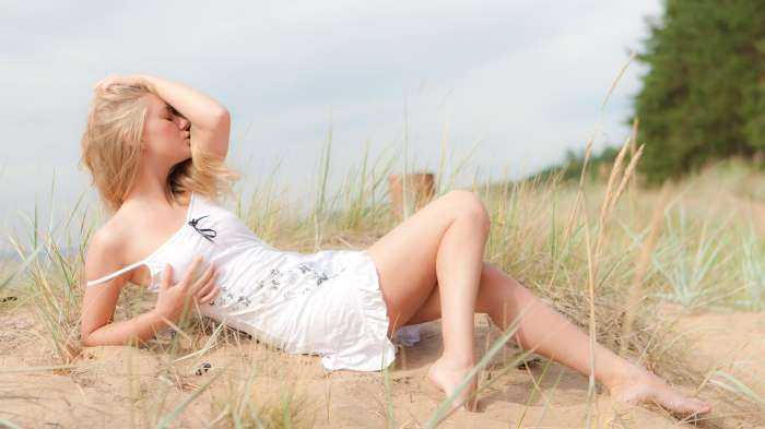 Девушки отдыхают на природе на фото