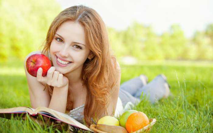 Девушки с яблоком на фото