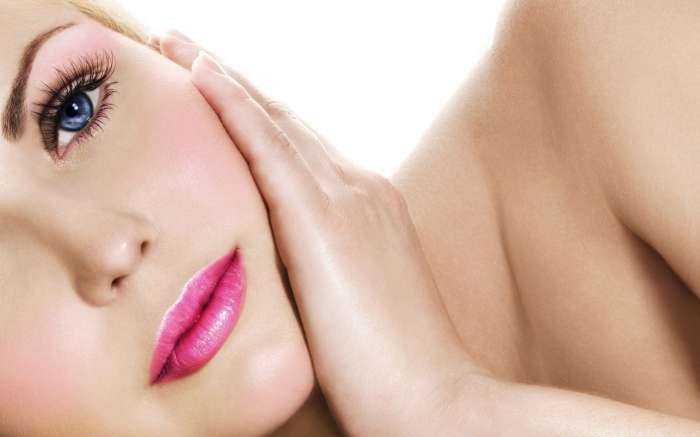 Девушки с нарощенными ресницами на фото