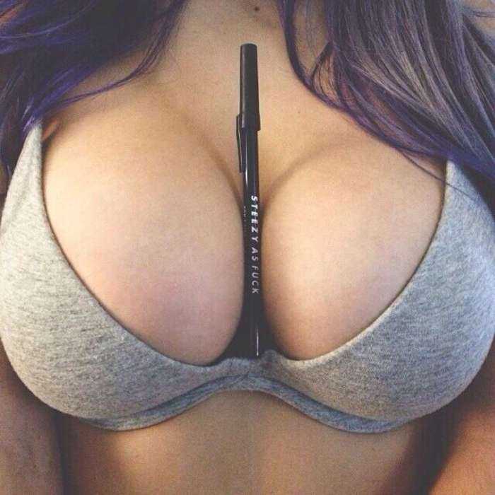 Красивая женская большая грудь на фото